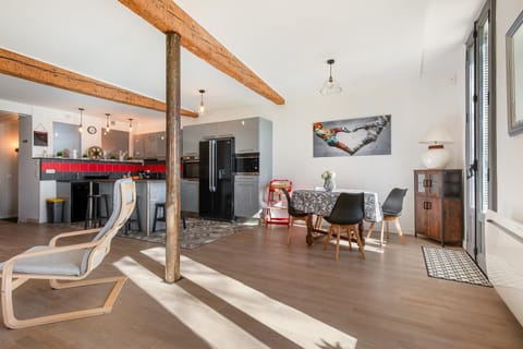 Kitchen or kitchenette, Living room, Dining area