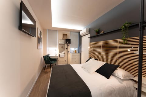 Bed, TV and multimedia, Bedroom, heating, air conditioner