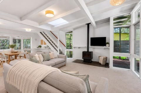 TV and multimedia, Living room, Seating area, Evening entertainment
