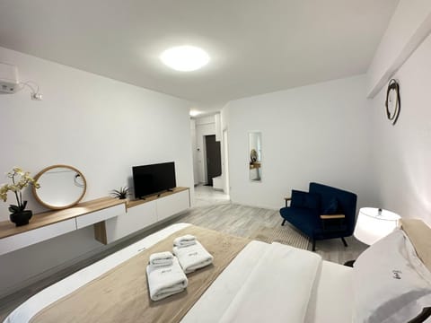Bed, TV and multimedia, Living room, Photo of the whole room, Seating area, Bedroom, towels