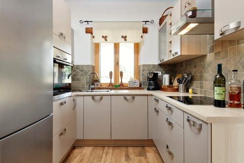 Kitchen or kitchenette, Food and drinks, dishwasher, pet friendly, stove