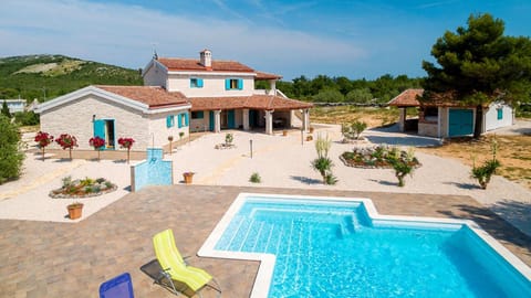 Property building, Natural landscape, Garden, Balcony/Terrace, Mountain view, Swimming pool