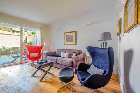 Day, Living room, Seating area