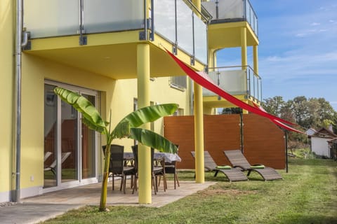 Property building, Spring, Day, Garden, Garden, View (from property/room), Balcony/Terrace, Balcony/Terrace, Garden view, sunbed