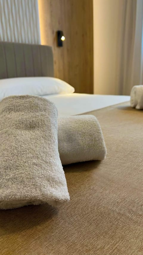 Bed, Bedroom, towels