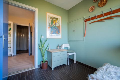 Facade/entrance, Photo of the whole room