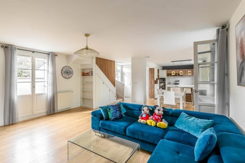 TV and multimedia, Kitchen or kitchenette, Living room, Seating area, Dining area, oven, stove