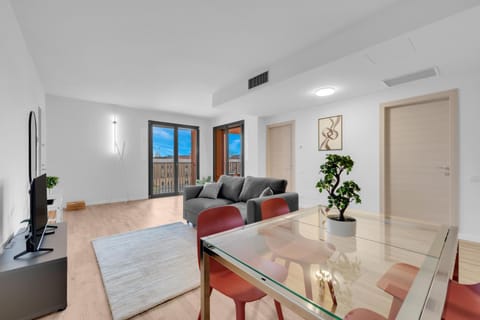 Communal lounge/ TV room, TV and multimedia, Living room, Seating area, Dining area