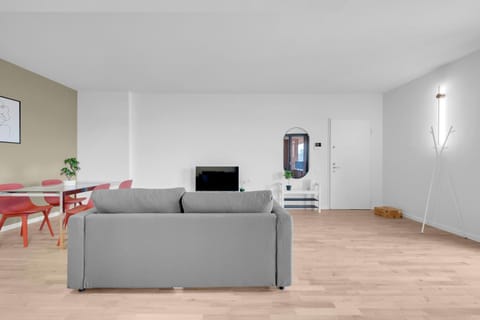 Communal lounge/ TV room, TV and multimedia, Living room, Seating area, Dining area, Evening entertainment