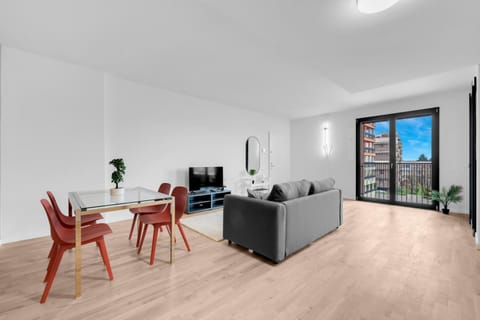 TV and multimedia, Living room, Seating area, Dining area