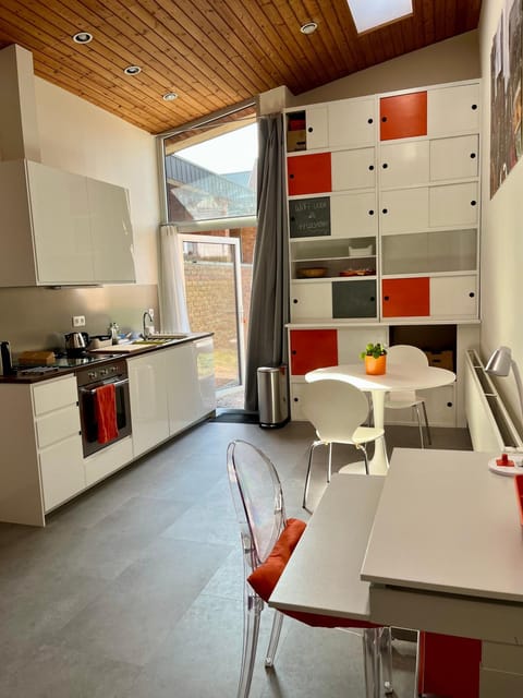 Kitchen or kitchenette, Seating area, Dining area