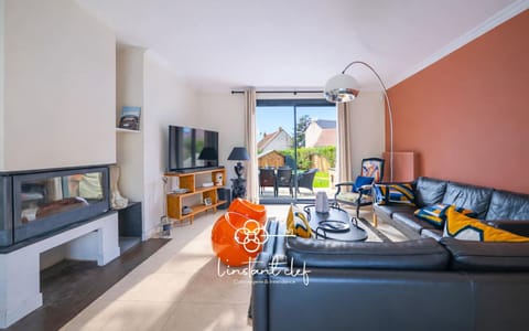 Living room, fireplace, fireplace