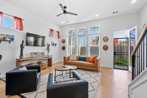 Facade/entrance, TV and multimedia, Living room, Seating area