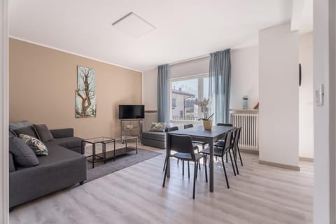 TV and multimedia, Living room, Seating area, Dining area