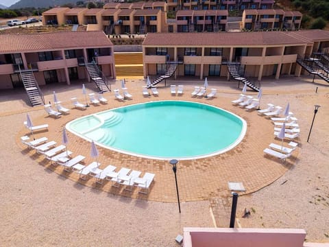 Property building, Day, Pool view, Swimming pool, Swimming pool, sunbed