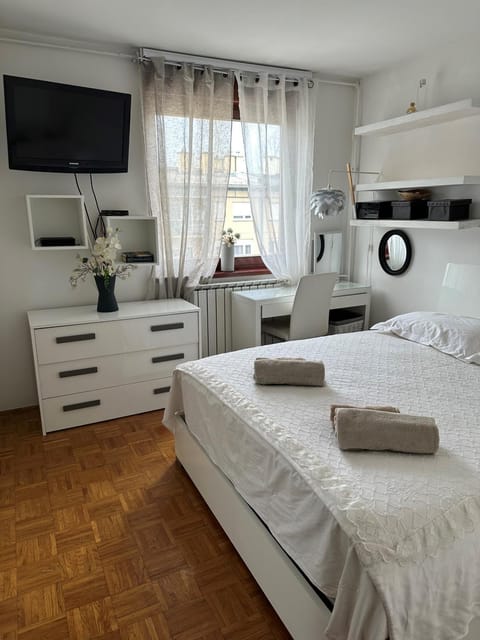 Bed, TV and multimedia, Photo of the whole room, Bedroom, towels