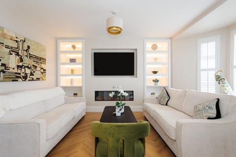 111 By Mayfair - Luxurious 12 Bedroom House, Portrush House in Portrush