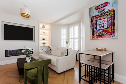 111 By Mayfair - Luxurious 12 Bedroom House, Portrush House in Portrush