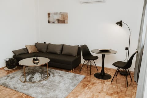 TV and multimedia, Living room, Photo of the whole room, air conditioner