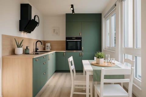 Coffee/tea facilities, Dining area, dishwasher, oven, stove, toaster, washing machine