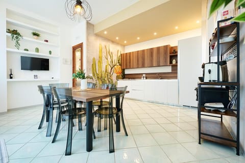 Kitchen or kitchenette, Dining area, stove