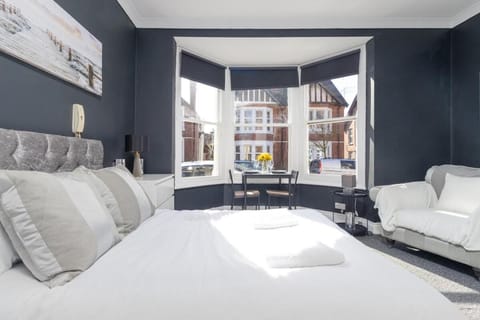 Bed, Living room, Photo of the whole room, Seating area, Bedroom