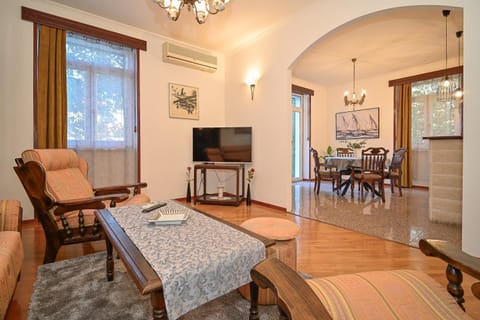 Communal lounge/ TV room, TV and multimedia, Living room, Seating area, air conditioner