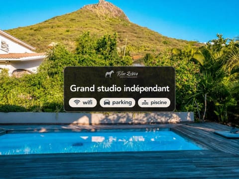 Nearby landmark, Day, Logo/Certificate/Sign, Swimming pool