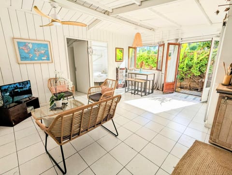 TV and multimedia, Kitchen or kitchenette, Living room, Seating area, Dining area