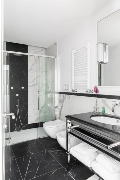 Shower, Bathroom, towels