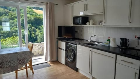 Coffee/tea facilities, Kitchen or kitchenette, Dining area, dishwasher, oven, stove, toaster