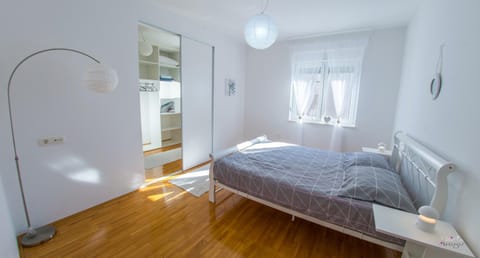 Bed, Photo of the whole room, Bedroom, internet, towels, wardrobe