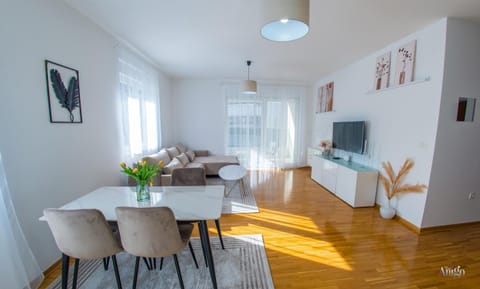 Communal lounge/ TV room, TV and multimedia, Kitchen or kitchenette, Living room, Seating area, Dining area, Evening entertainment