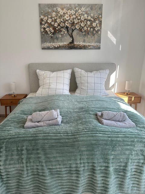 Bed, Bedroom, towels
