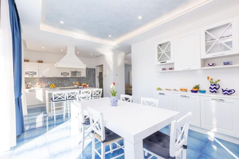 Kitchen or kitchenette, Dining area, Food