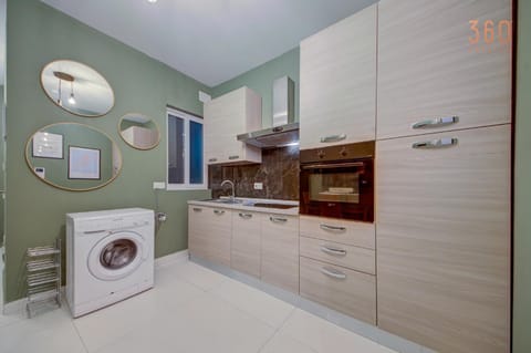 Kitchen or kitchenette, minibar, stove, washing machine, dryer