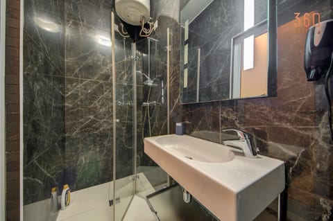 Shower, Bathroom, towels