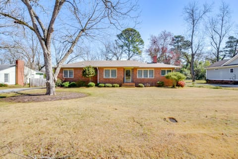 1 Mi to Dwtn Shops and Dining Spacious Family Home House in Lake Hartwell