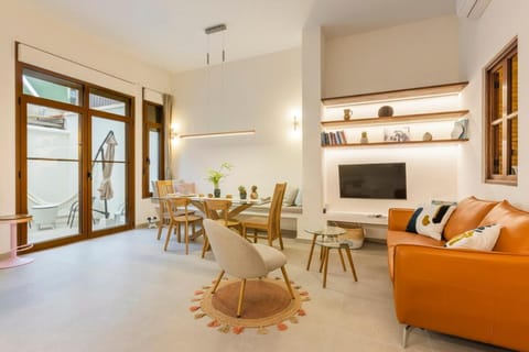 TV and multimedia, Living room, Seating area, Dining area