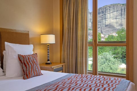 Bed, Bedroom, Landmark view, Mountain view