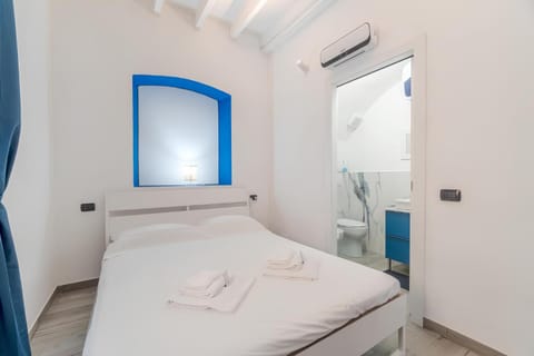 Bed, Bathroom, Photo of the whole room, Bedroom, towels