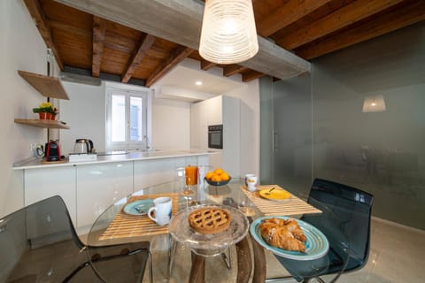 Kitchen or kitchenette, Dining area, Food, Continental breakfast, minibar