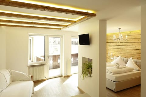 Bed, TV and multimedia, Living room, Photo of the whole room, Seating area, Evening entertainment, Bedroom