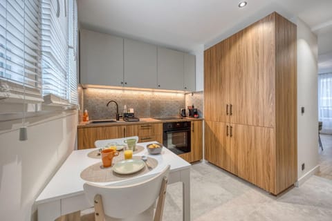 Coffee/tea facilities, Kitchen or kitchenette, Food and drinks, Dining area, Food, Drinks, minibar, oven, pet friendly, stove, wardrobe