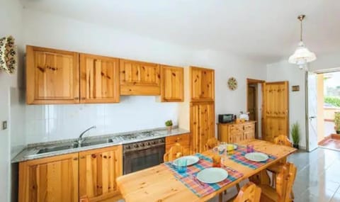 Kitchen or kitchenette, Dining area, oven, stove
