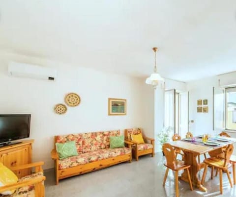 Seating area, Dining area, air conditioner