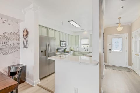 Kitchen or kitchenette, minibar