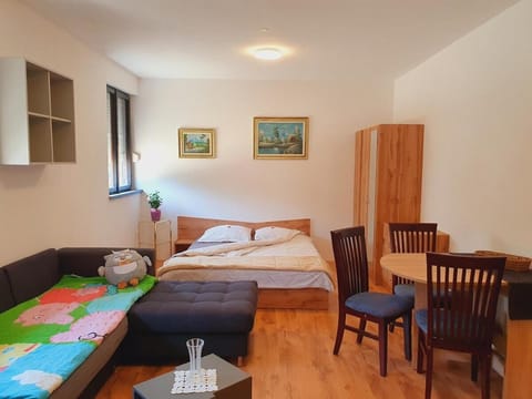Bed, Seating area