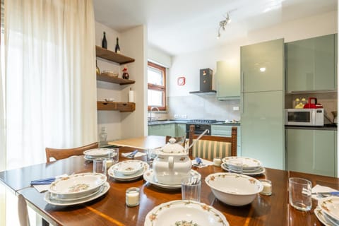 Kitchen or kitchenette, Dining area, Food, stove