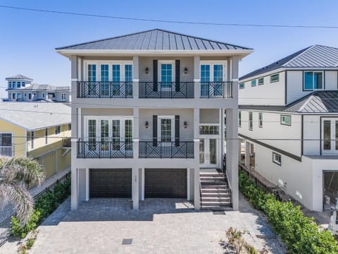260 Coastal Luxe Retreat- 5BD 4,5BA, Pool & Spa, Water Views home House in Estero Island